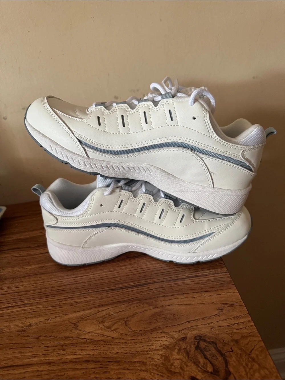 Easy Spirit Walk Run  Women’s White and Light Gray  Sneakers Size 8.5